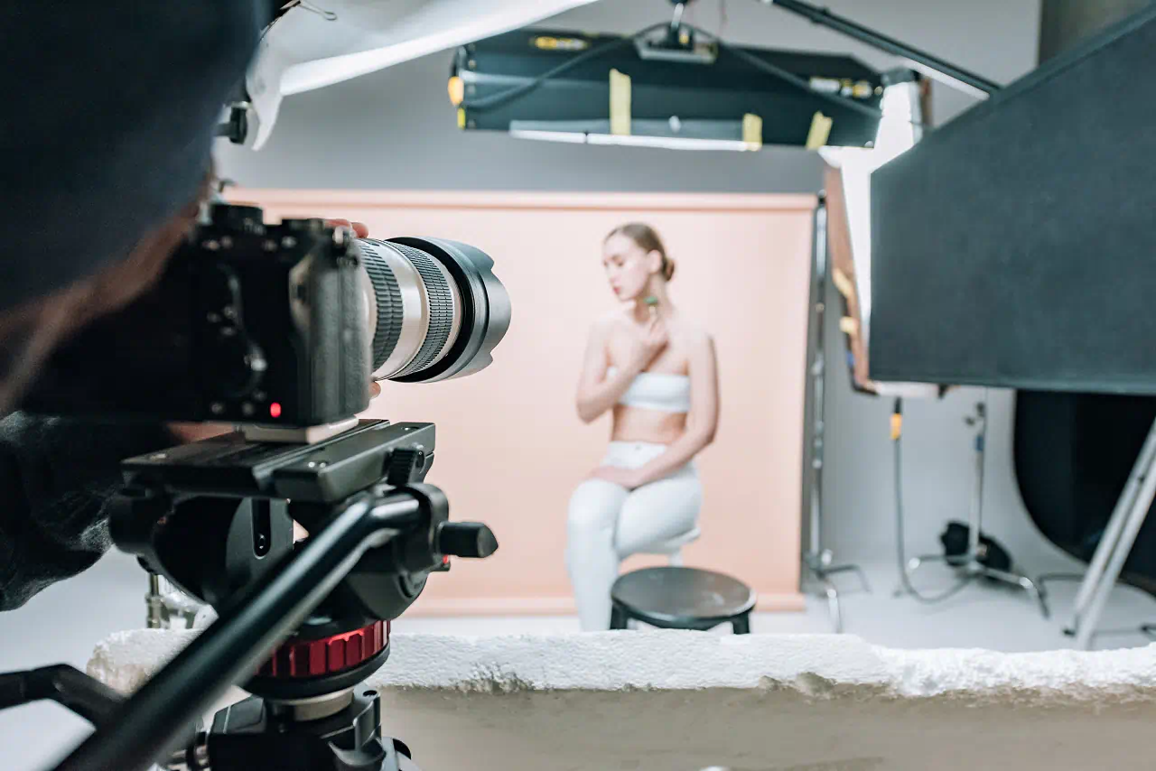 Sony Cinecam filmt weibliches Modell vor rosa Hintergrund für Werbevideo